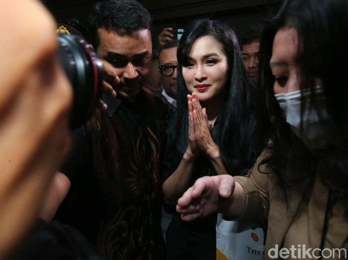 Sandra Dewi tiba di Pengadilan Tipikor Jakarta. Sandra Dewi akan bersaksi di sidang suaminya, Harvey Moeis, yang jadi terdakwa kasus korupsi pengelolaan timah.