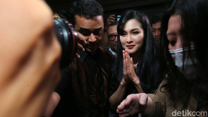 Sandra Dewi tiba di Pengadilan Tipikor Jakarta. Sandra Dewi akan bersaksi di sidang suaminya, Harvey Moeis, yang jadi terdakwa kasus korupsi pengelolaan timah.