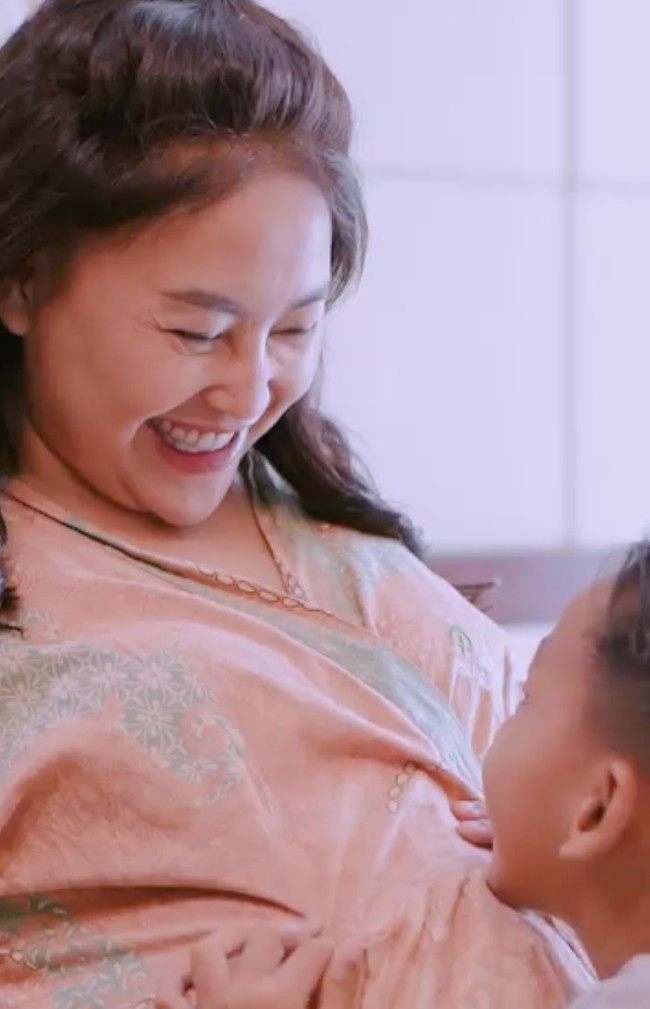 Tak hanya suami, anak kedua Mpok Alpa juga terlihat turut hadir dan menemani bundanya. Tampaknya putranya itu sudah tak sabar untuk segera menjadi kakak. Foto: Instagram/@nina_mpokalpa