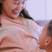 Tak hanya suami, anak kedua Mpok Alpa juga terlihat turut hadir dan menemani bundanya. Tampaknya putranya itu sudah tak sabar untuk segera menjadi kakak. Foto: Instagram/@nina_mpokalpa