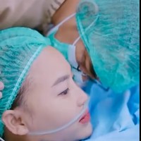 Proses persalinan dilakukan secara caesar. Suaminya, Aji Darmaji tampak menemani Mpok Alpa sampai ke dalam ruang operasi. Foto: Instagram/@nina_mpokalpa