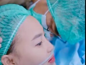 8 Foto Mpok Alpa Lahiran Anak Kembar Didampingi Suami, Penuh Haru
