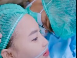 8 Foto Mpok Alpa Lahiran Anak Kembar Didampingi Suami, Penuh Haru