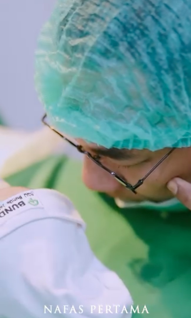 Sesaat setelah anak ketiganya lahir, suami Mpok Alpa juga langsung mengumandangkan adzan di telinga kedua putranya tersebut. Foto: Instagram/@nina_mpokalpa