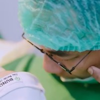 Sesaat setelah anak ketiganya lahir, suami Mpok Alpa juga langsung mengumandangkan adzan di telinga kedua putranya tersebut. Foto: Instagram/@nina_mpokalpa