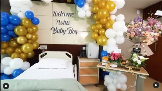 Untuk menyambut kehadiran kedua bayi kembarnya, kamar rumah sakit Mpok Alpa juga didekorasi dengan balon, bunga, serta tulisan, Welcome Twins Baby Boy. Foto: Instagram/@nina_mpokalpa