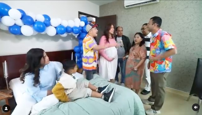 Para rekan artis juga tampak menjenguk Mpok Alpa yang baru saja melahirkan anak kembarnya itu. Seperti Raffi Ahmad, Irfan Hakim, dan Jessica Iskandar tampak hadir. Foto: Instagram/@nina_mpokalpa