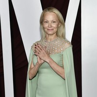 Pamela Anderson tampil dengan makeup minimalis saat menghadiri Glamour Women of the Year Awards 2024 yang digelar di New York City, Selasa (8/10/2024). Foto: Evan Agostini/Invision/AP/Evan Agostini