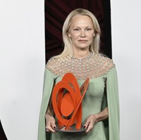 Pamela Anderson menjadi salah satu penerima penghargaan Glamour Women of the Year Awards 2024. Selain Pamela, aktris aktris Sydney Sweeney dan Taraji P. Henson mendapat penghargaan yang sama. Foto: Evan Agostini/Invision/AP/Evan Agostini