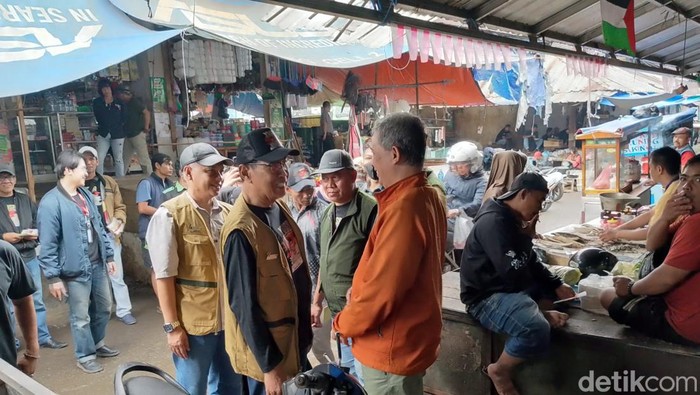 Paslon Wali Kota dan Wakil Wali Kota Tasikmalaya nomor urut 3, Muhammad Yusuf dan Hendro Nugraha saat blusukan ke Pasar Cikurubuk.
