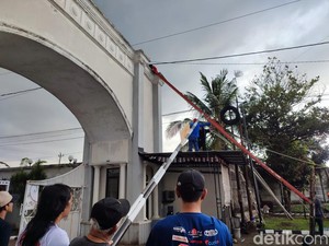 Pekerja di Purwokerto Tewas Kesetrum Saat Perbaiki Gerbang Perumahan