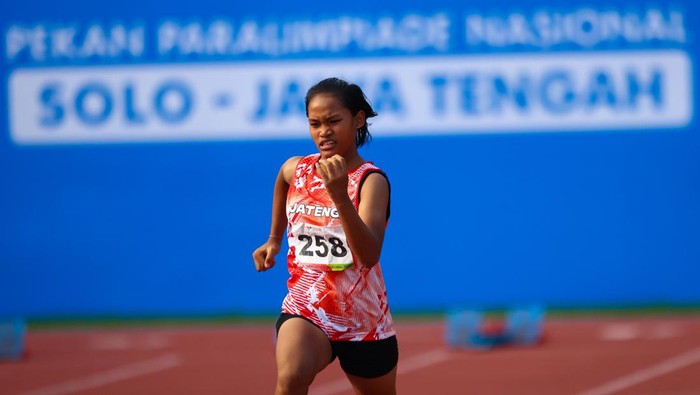 Pelari Jateng Maria Magdalena Vitasari, saat mengikuti Peparnas 2024 di Stadion Sriwedari, Kota Solo, Selasa (8/10/2014).