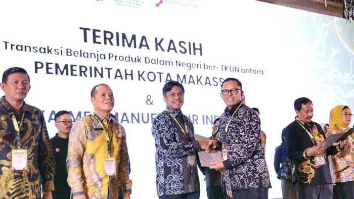 Pemkot Makassar meraih penghargaan dari Kementerian Perindustrian.