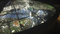 Foto menunjukkan sebagian besar atap fiberglass Tropicana Field telah terkoyak oleh badai, yang menyebabkan hujan lebat dan puing-puing jatuh ke stadion yang digunakan oleh Tampa Bay Rays dari Major League Baseball. Stadion tersebut digunakan untuk menampung petugas penyelamat selama badai. Max Chesnes/Tampa Bay Times via AP 