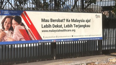 Penampakan Poster Berobat ke Malaysia Aja di Dekat Kemenkes RI