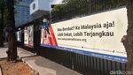 Penampakan Poster Berobat ke Malaysia Aja di Dekat Kemenkes RI
