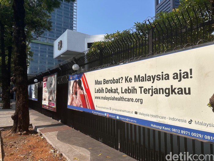 Poster promosi berisi ajakan untuk berobat ke Malaysia, tak jauh kantor Kementerian Kesehatan RI, viral di media sosial. Begini penampakannya.