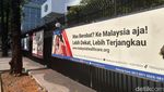 Penampakan Poster Berobat ke Malaysia Aja di Dekat Kemenkes RI