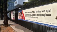 Pantauan detikcom, Kamis (10/10/2024), poster tersebut terpajang di pagar Kedutaan Malaysia, Jl HR Rasuna Said, Jakarta Selatan. Lokasinya hanya berjarak 650 meter dari Kementerian Kesehatan RI. Foto: Khadijah Nur Azizah/detikHealth