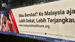 Penampakan Poster Berobat ke Malaysia Aja di Dekat Kemenkes RI