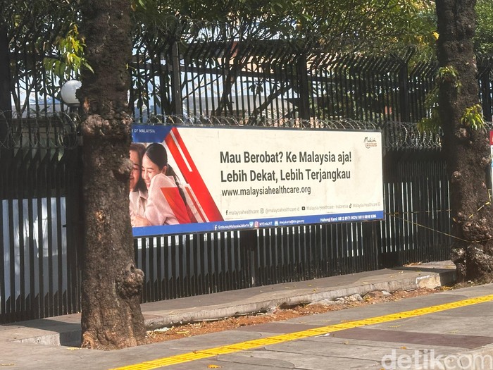 Poster promosi berisi ajakan untuk berobat ke Malaysia, tak jauh kantor Kementerian Kesehatan RI, viral di media sosial. Begini penampakannya.