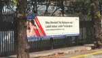 Penampakan Poster Berobat ke Malaysia Aja di Dekat Kemenkes RI