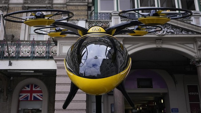 Penampakan Prototipe Taksi Terbang yang Mejeng di London Prototipe taksi terbang dipajang di luar stasiun kereta Charing Cross, London. Begini penampakannya.