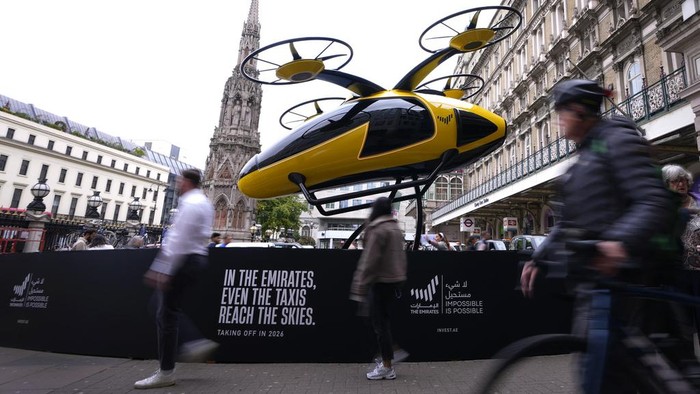 Penampakan Prototipe Taksi Terbang yang Mejeng di London Prototipe taksi terbang dipajang di luar stasiun kereta Charing Cross, London. Begini penampakannya.