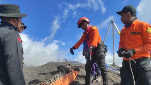 Proses evakuasi pendaki asal Jakarta di Gunung Rinjani, Lombok Timur, NTB, Rabu (9/10/2024). Foto: Humas SAR Mataram.