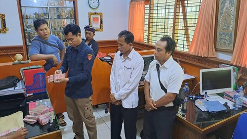 Penyidik Kejari Klungkung saat menyita barang bukti uang dan ijazah di ruang kepala sekolah SMKN 1 Klungkung, Rabu (9/10/2024).