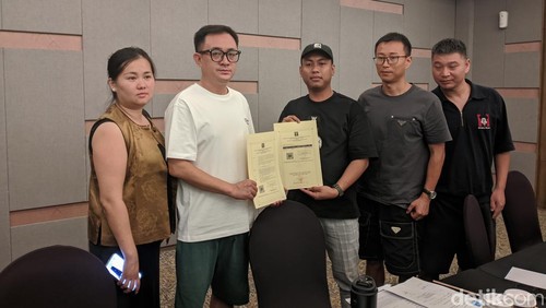 Penjual Mutiara Lombok asal China bantah jual mutiara ilegal di kawasan Wisata Senggigi Lombok Barat, Rabu (10/10/2024). (Ahmad Viqi/detikBali).