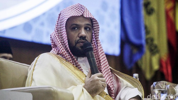 Imam Besar Masjid Nabawi Syekh Ahmad bin Ali Al-Hudhaify memberikan kuliah umum di UIN Syarif Hidayatullah Jakarta. Syekh Ahmad berbicara hubungan erat antara Indonesia-Arab Saudi.