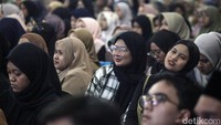 Para mahasiswa UIN Syarif Hidayatullah Jakarta menyimak penjelasan Syekh Ahmad.