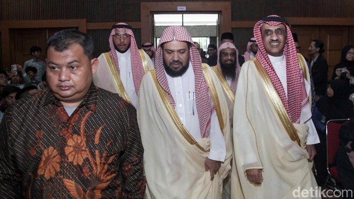Imam Besar Masjid Nabawi Syekh Ahmad bin Ali Al-Hudhaify memberikan kuliah umum di UIN Syarif Hidayatullah Jakarta. Syekh Ahmad berbicara hubungan erat antara Indonesia-Arab Saudi.