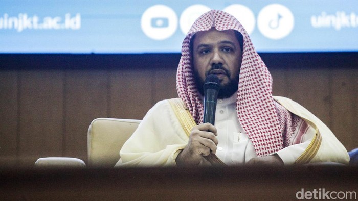 Perkuat Hubungan RI-Saudi, Imam Besar Nabawi Isi Kuliah Umum di UIN Jakarta Imam Besar Masjid Nabawi Syekh Ahmad bin Ali Al-Hudhaify memberikan kuliah umum di UIN Syarif Hidayatullah Jakarta. Syekh Ahmad berbicara hubungan erat antara Indonesia-Arab Saudi.