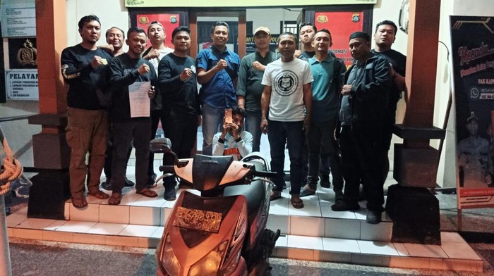Personel Polsek Kawasan Pelabuhan Padangbai mengamankan pelaku curanmor yang hendak kabur melalui Pelabuhan Padangbai, Rabu (9/10/2024). (Dok. Polsek Kawasan Pelabuhan Padangbai)