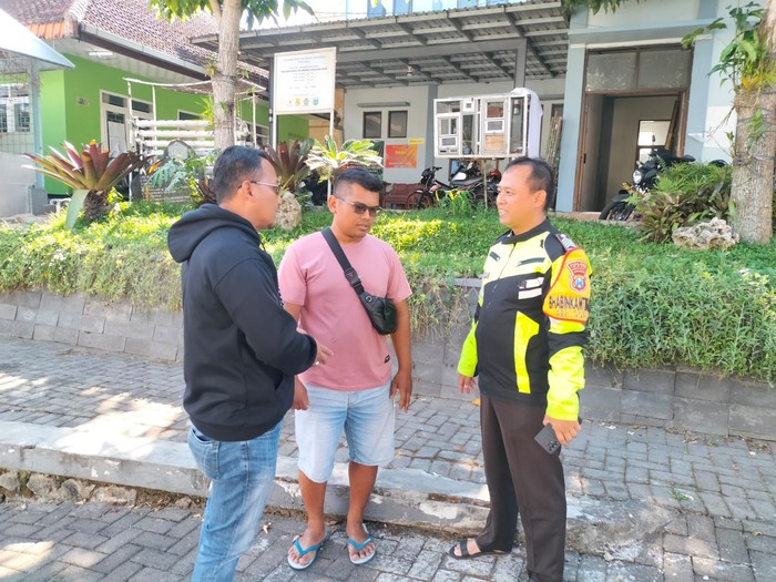Petugas melakukan penyelidikan di TKP warga ditembak di Kota Batu