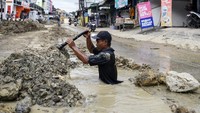 Pekerja menyelesaikan proyek revitalisasi pipa milik Perumdam Tirta Kencana atau Perusahaan Daerah Air Minum (PDAM) di kawasan KS Tubun Dalam, Samarinda, Kalimantan Timur, Kamis (10/10/2024).