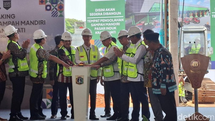 Pj Gubernur DKI Jakarta Heru Budi Hartono melakukan groundbreaking TPS 3R di Pasar Kramat Jati, Jakarta Timur. (Brigitta/detikcom)