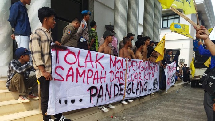 PMII Pandeglang minta Pemkab Pandeglang batalkan perjanjian kerjasama sama terkait penampungan sampah. (Dok Aris Rivaldo/detikcom).
