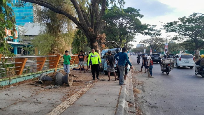 Polisi melakukan olah TKP kecelakaan di Jalan Metro Tanjung Bunga Makassar.