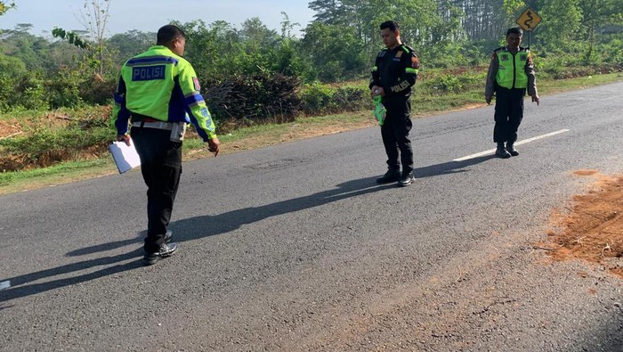 Polisi melakukan olah TKP kecelakaan di Ngadirojo, Wonogiri, Kamis (10/10/2024)