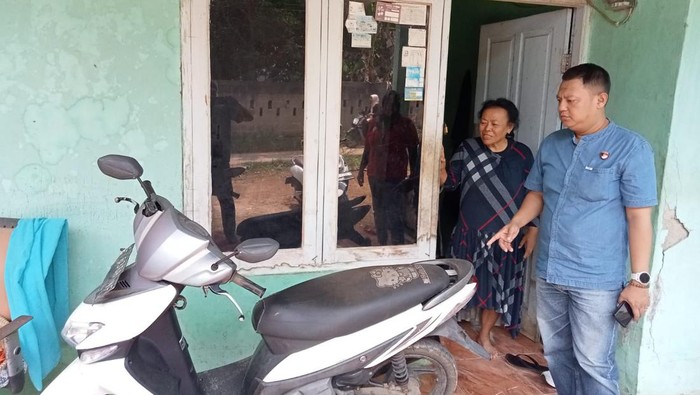 Polisi mendatangi kediaman ibu penjual sayur yang dibegal di pasar di Parung, Bogor (dok. ist)