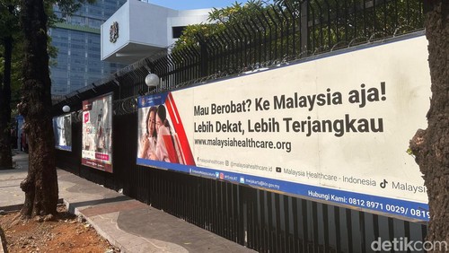 Poster ajakan berobat ke Malaysia