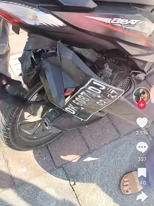 Kerusakan motor pengemudi ojol yang tertabrak ambulans di Denpasar, Selasa (8/10/2024).