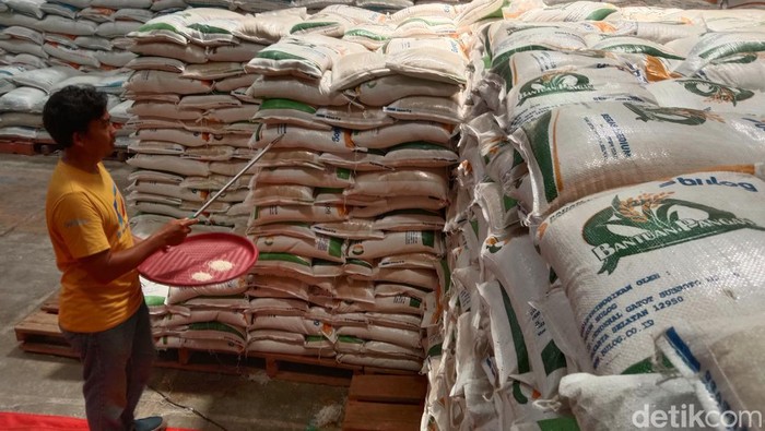 Potret tumpukan karung beras bantuan pangan di Gudang Pekandangan, Indramayu siap didistribusikan ke Penerima Bantuan Pangan
