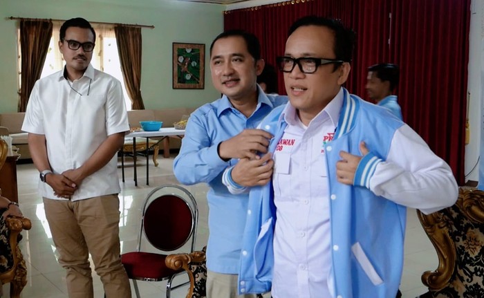Prabowo Mania yang dipimpin Immanuel Ebenezer alias Noel menyambangi Supian Suri-Chandra Rahmansyah. (Dok Prabowo Mania)