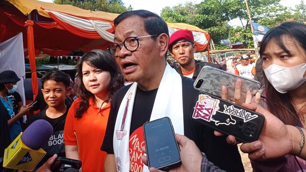 Calon Gubernur Jakarta nomor urut 2, Pramono Anung, blusukan di kawasan padat penduduk Pinangsia, Taman Sari, Jakarta Barat. Sepanjang menyapa warga, Pramono menyusuri gang-gang sempit yang gelap tak tekena matahari.
