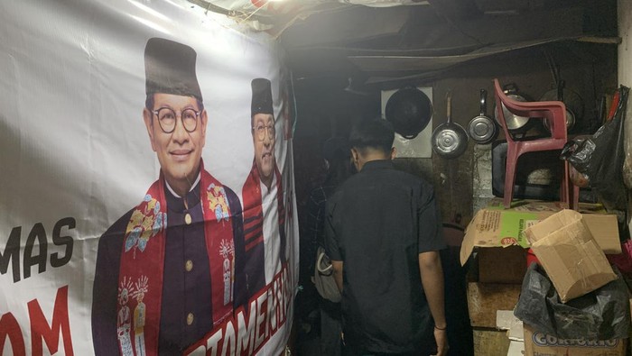 Calon Gubernur Jakarta nomor urut 2, Pramono Anung, blusukan di kawasan padat penduduk Pinangsia, Taman Sari, Jakarta Barat. Sepanjang menyapa warga, Pramono menyusuri gang-gang sempit yang gelap tak tekena matahari.