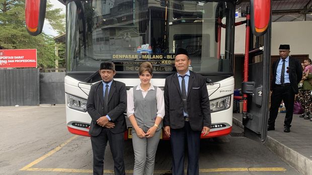 Kru sleeper bus MTrans di garasi MTrans, Denpasar, Bali, Selasa (24/9/2024). Bus malam itu dilengkapi pramugari untuk melayani penumpang.